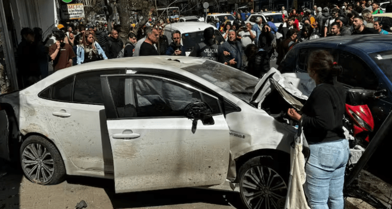 Un hombre perdió el control del auto, se subió a la vereda y atropelló a más de 30 personas  