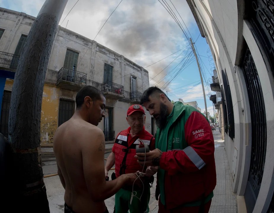 Incendio en La Boca: atienden a tres personas por inhalación de humo y&nbsp;golpes