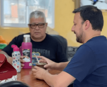 Emmanuel Santalla junto a vecinos de La&nbsp;Saladita