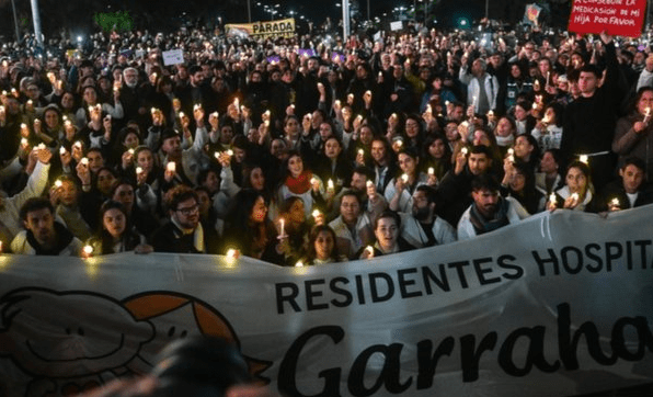 Residentes del Garrahan marcharon con velas al&nbsp;Obelisco