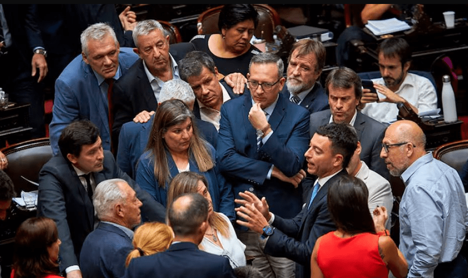 Seis diputados radicales se suman al bloque de La Libertad&nbsp;Avanza