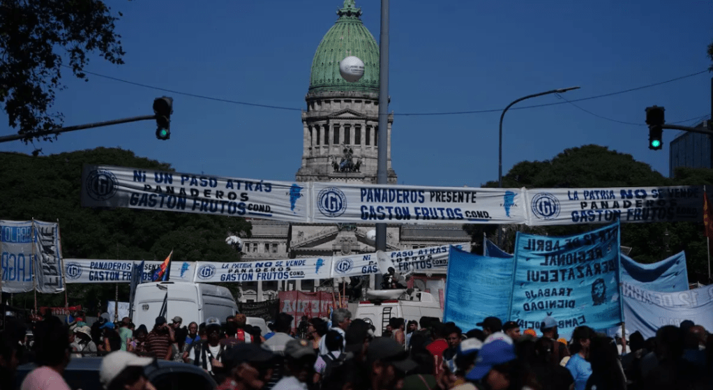 Jubilados y trabajadores del Garrahan se movilizan contra los vetos de&nbsp;Milei
