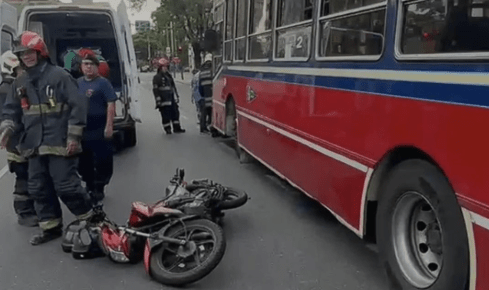 Choque entre un colectivo y una moto en Vélez Sarsfield: un joven terminó&nbsp;herido